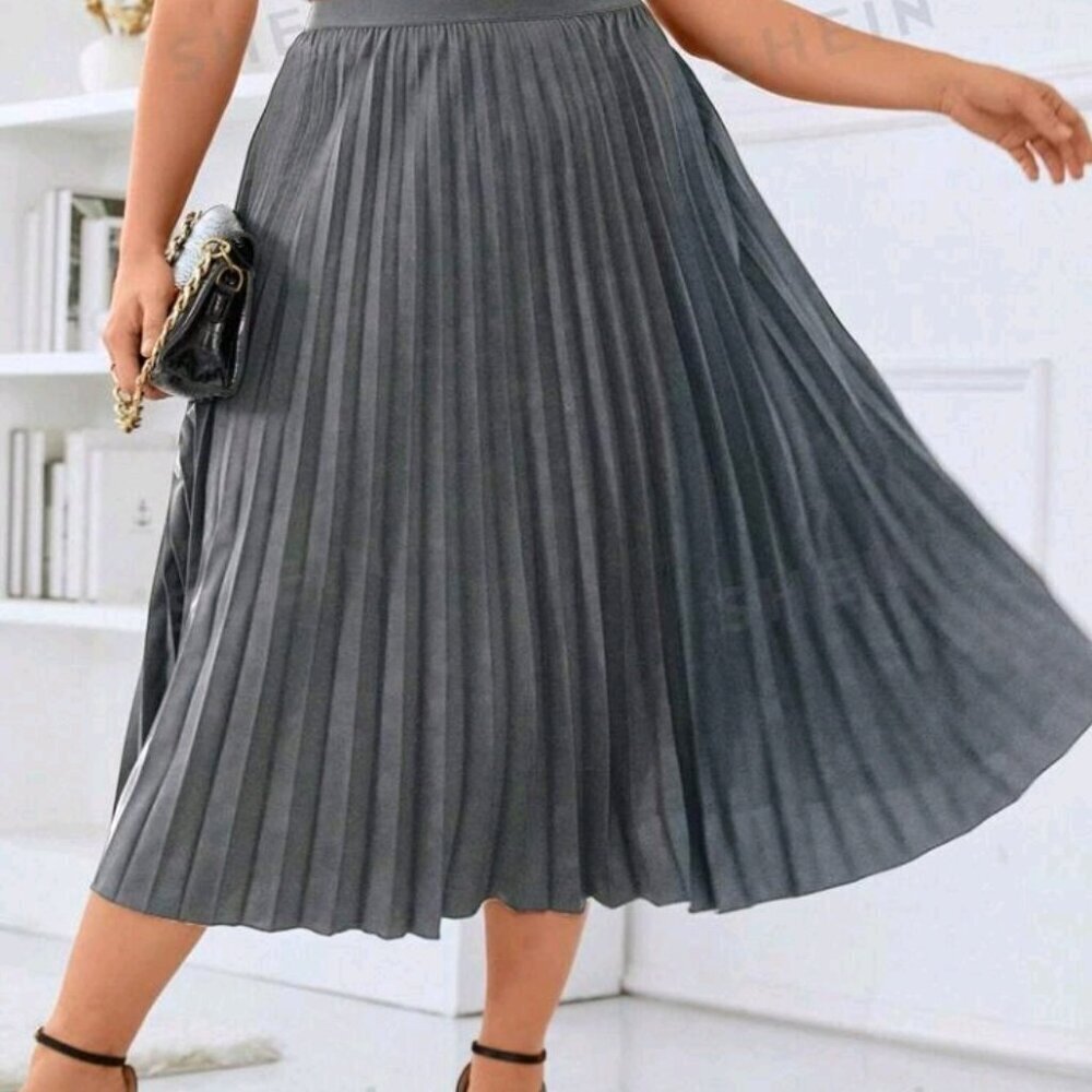 Plus Size Solid Color Pleated Midi Skirt - Picture 5 of 9